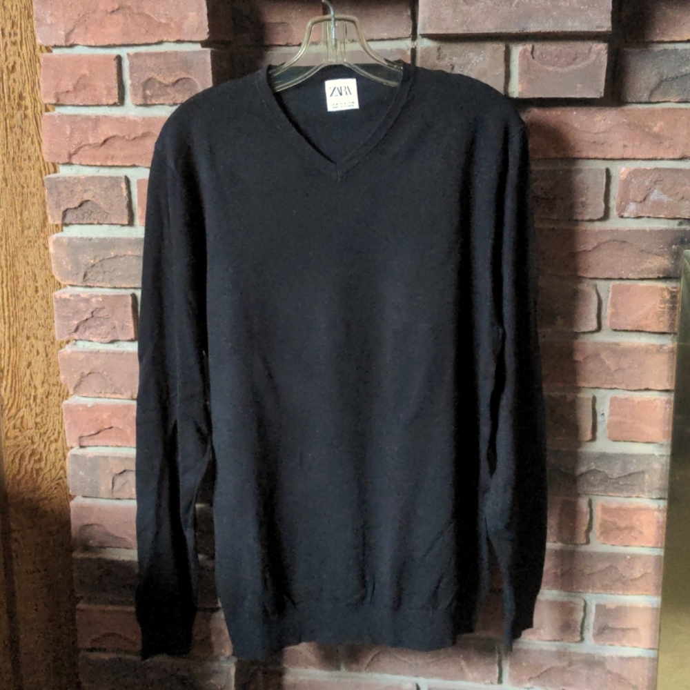 Zara men's V-neck knit sweater size M